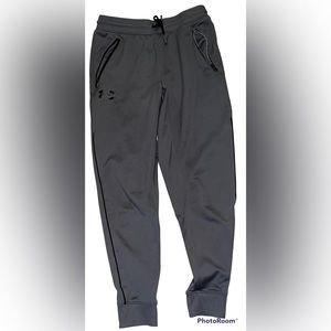 Boys Youth Under Armour sweatpants joggers. Medium.